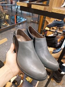 کفش چرم زنانه مدل گیتی طوسی