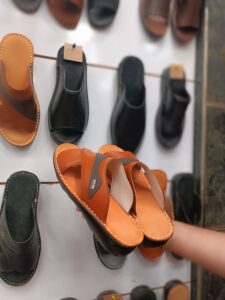 دمپایی چرم مردانه مدل یراق دار عسلی